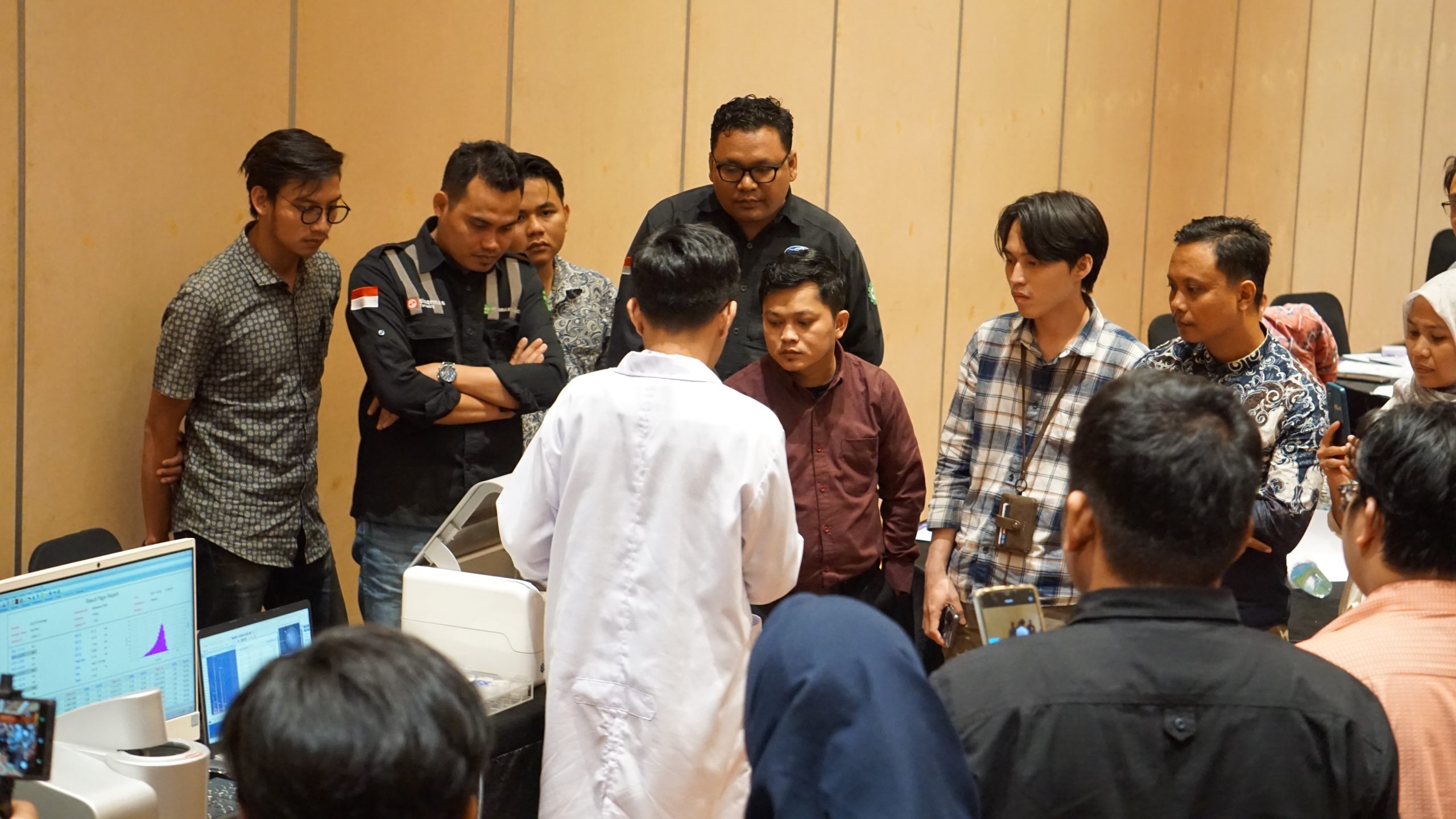 Peserta Seminar Palembang melihat langsung proses dan running alat Elva X Plus