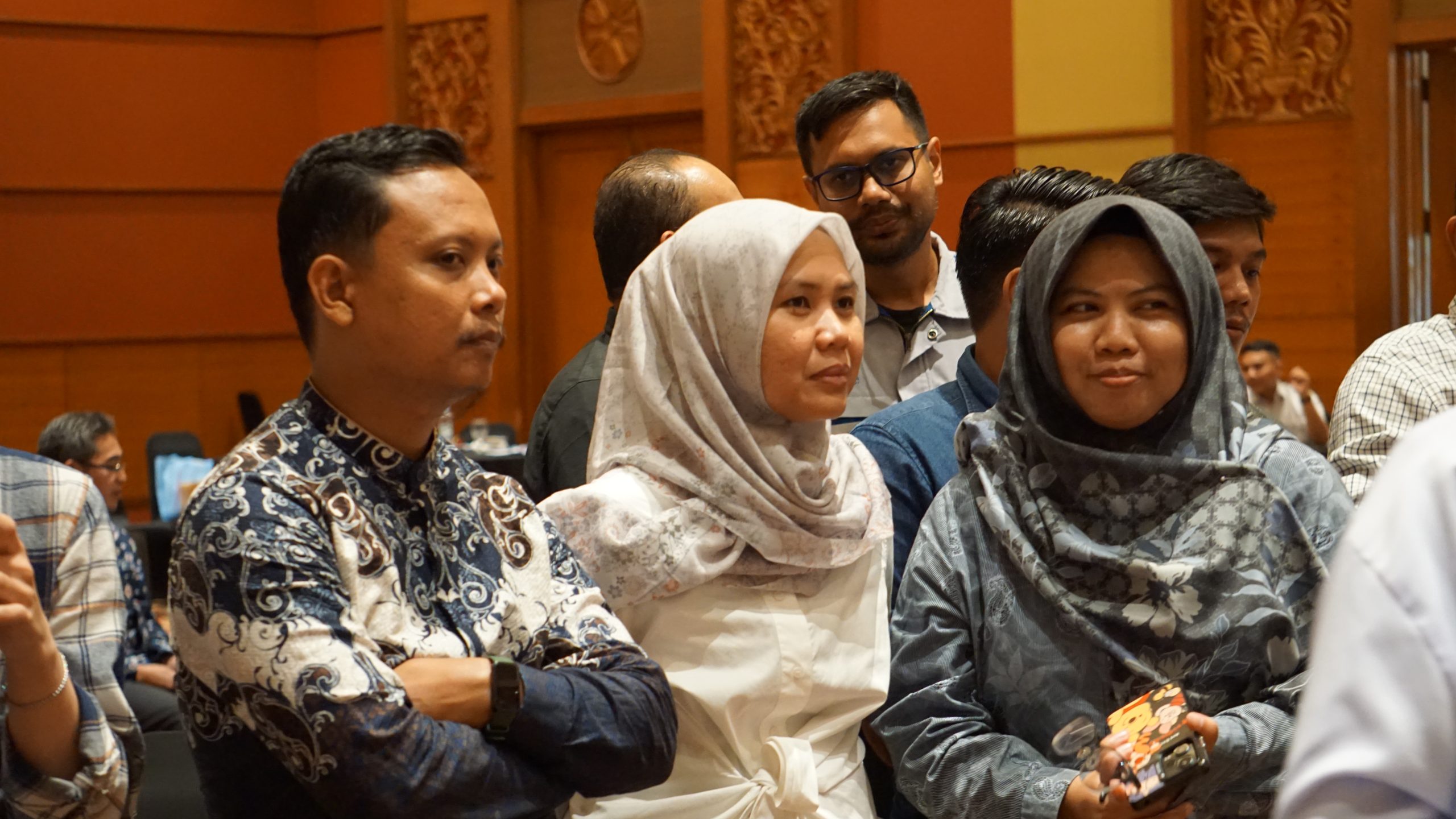 Peserta Seminar Palembang sedang memberikan pertanyaan kepada Application Engineer