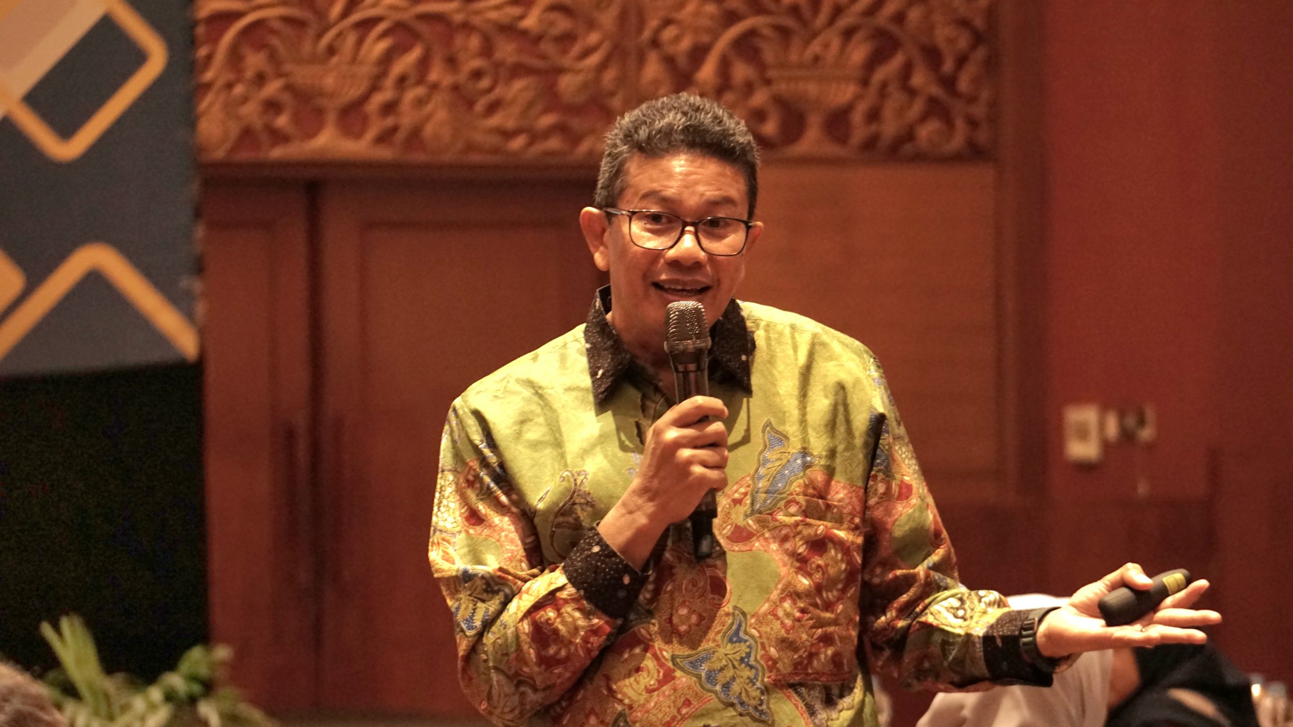 Penyampaian materi Hubungan antara Laboratorium, LIMS & Akreditasi ISO 17025 oleh Bapak Johnson Sebayang